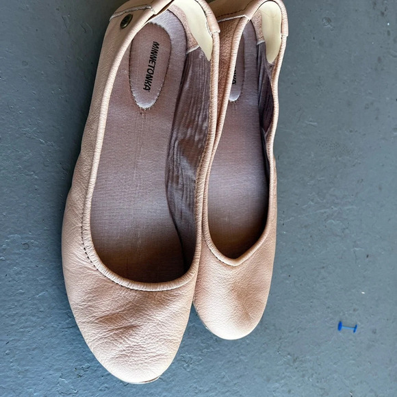 Minnetonka Beige Neutral Leather Ballet Flats - Size 9.5 - Picture 7 of 9